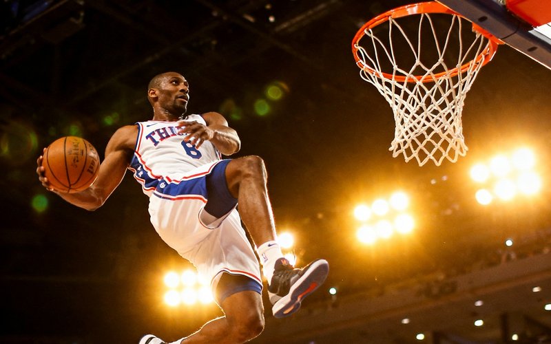 NBA五佳球集锦视频封面，球员空中转体360度扣篮的定格画面，背景是明亮的球馆灯光